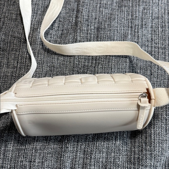 MOLECA - Cream rubber Quilted Crossbody Bag with zipper. - Picture 3 of 8